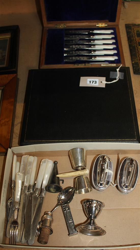 Horn-handled steak knives & forks, mother of pearl & plated fruit eaters (both cased), 2 Ronson table lighters etc.